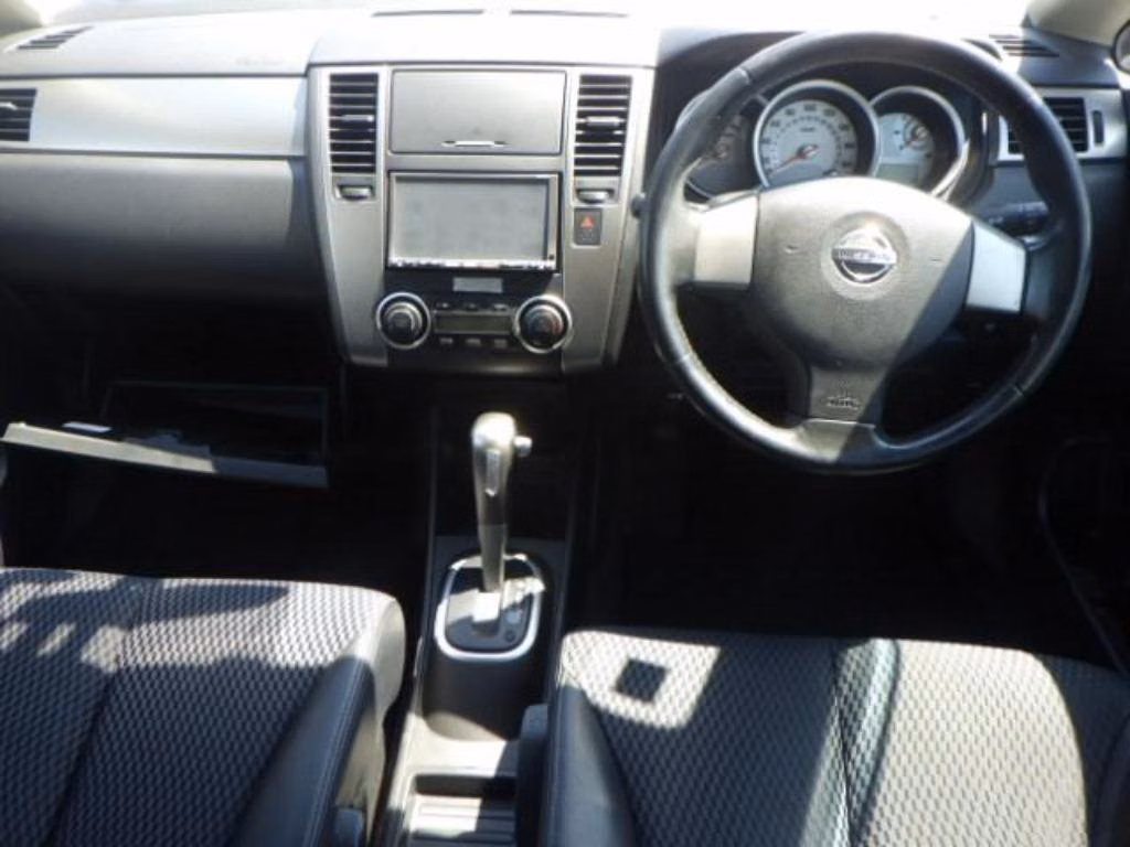NISSAN TIIDA