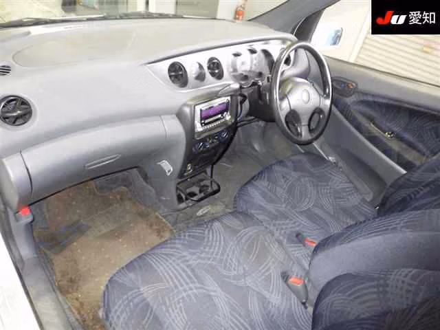DAIHATSU YRV