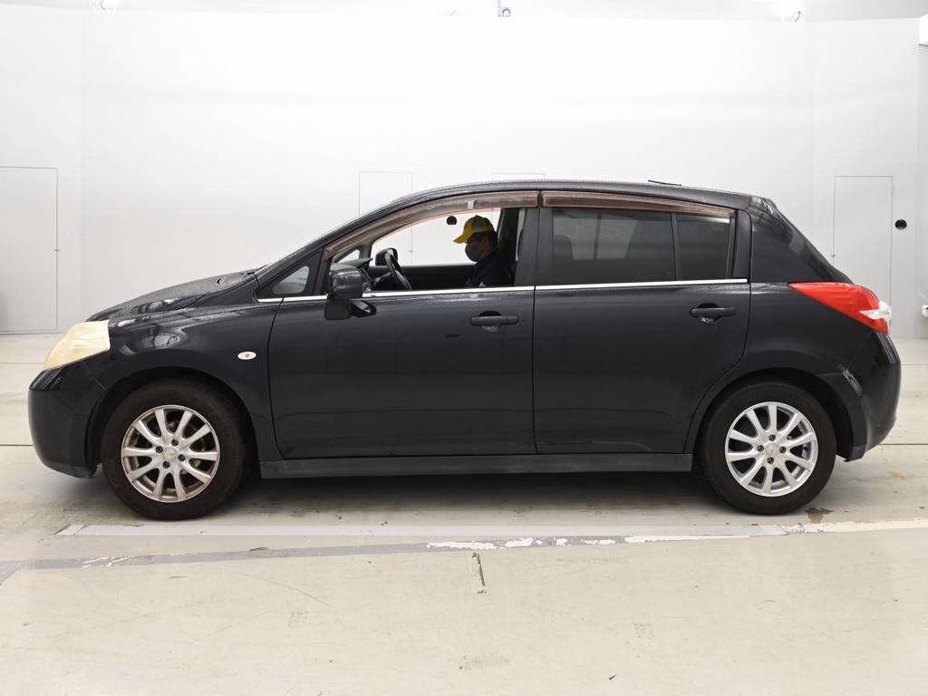 NISSAN TIIDA