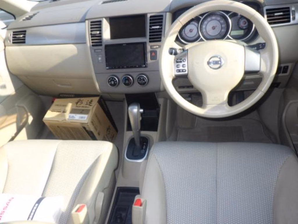 NISSAN TIIDA
