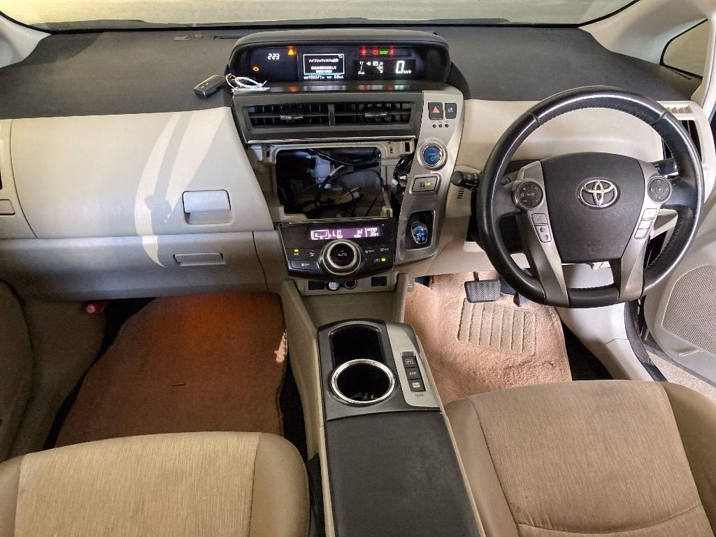 TOYOTA PRIUS ALPHA
