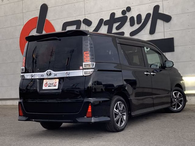 TOYOTA VOXY