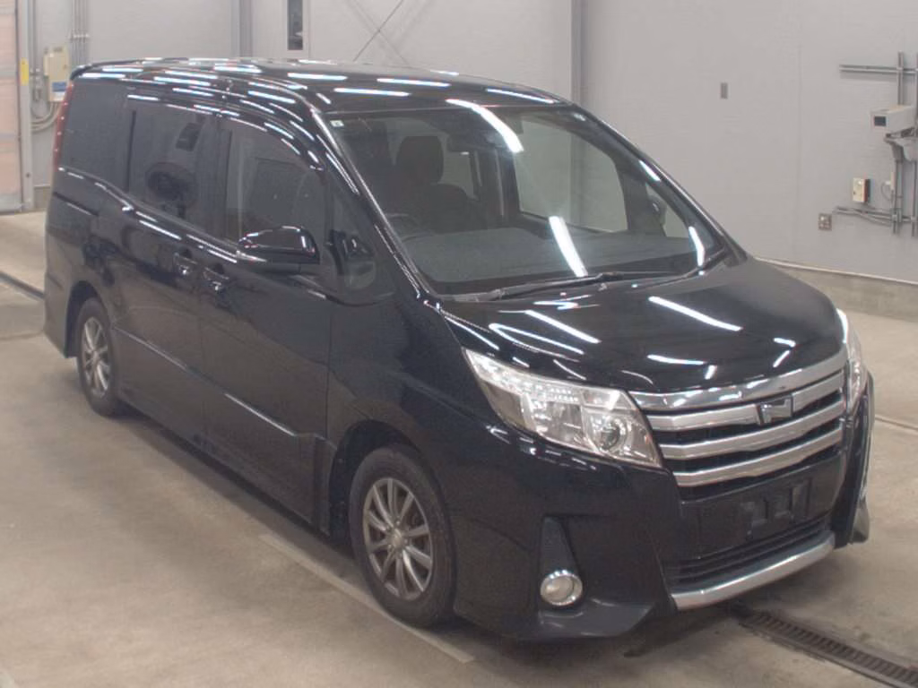TOYOTA NOAH