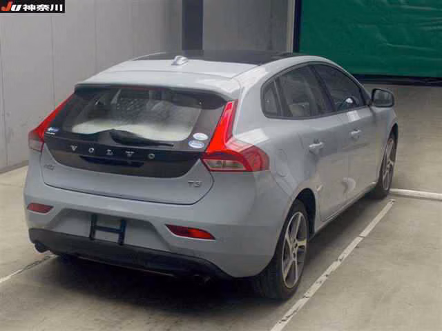 VOLVO V40