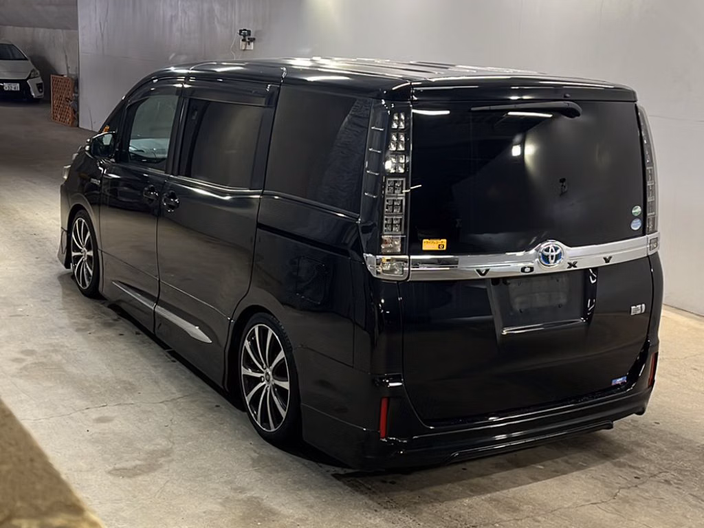 TOYOTA VOXY