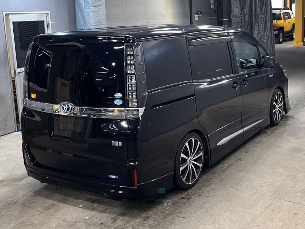 TOYOTA VOXY