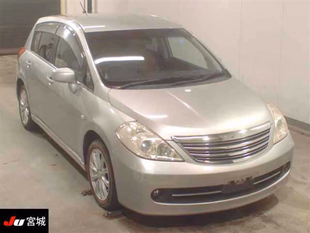 NISSAN TIIDA