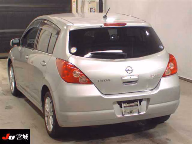 NISSAN TIIDA