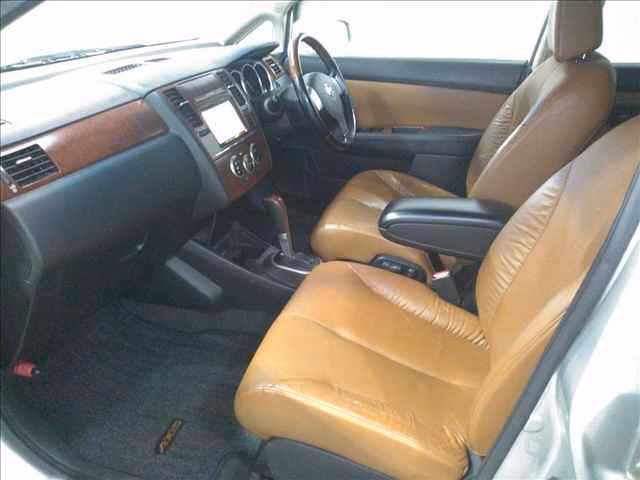 NISSAN TIIDA