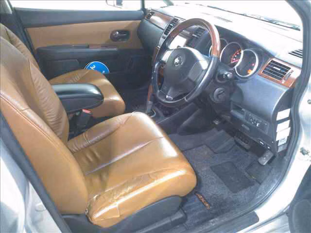 NISSAN TIIDA