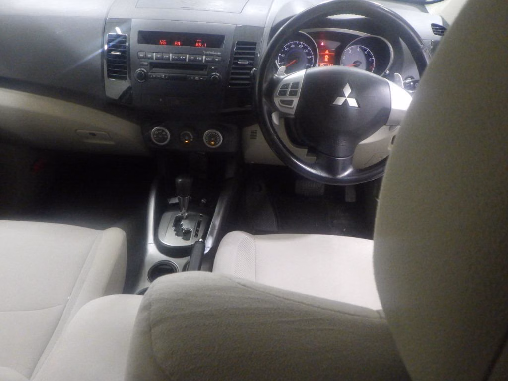 MITSUBISHI OUTLANDER