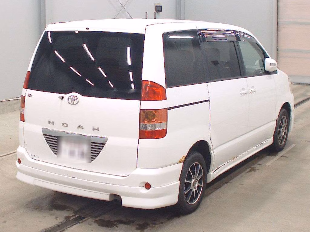 TOYOTA NOAH