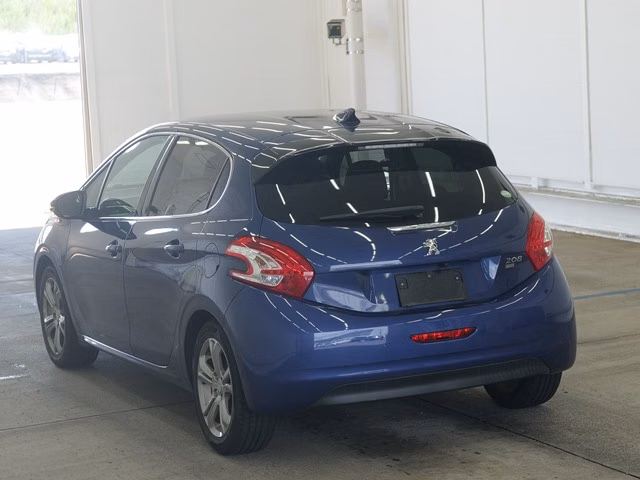PEUGEOT 208
