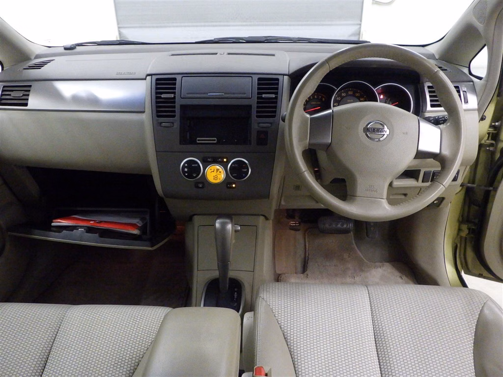 NISSAN TIIDA