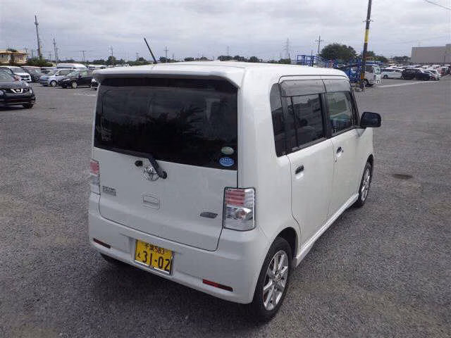 TOYOTA PIXIS SPACE