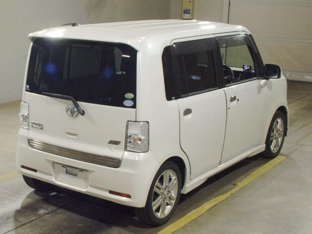 TOYOTA PIXIS SPACE