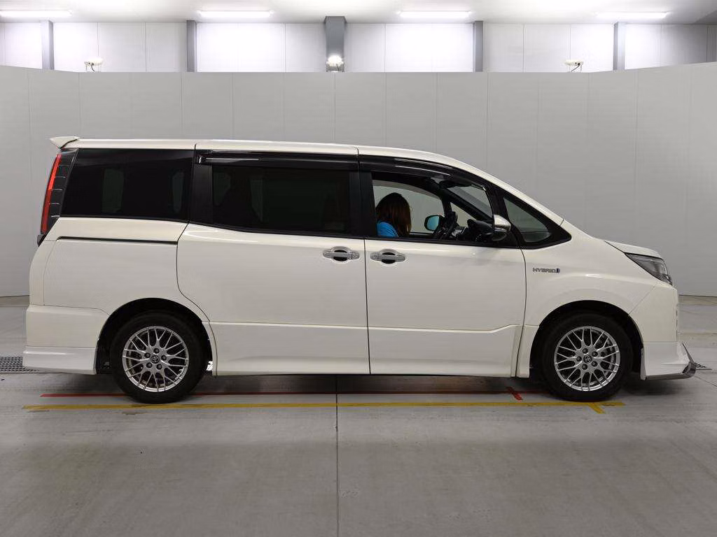 TOYOTA NOAH