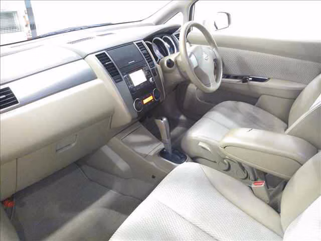 NISSAN TIIDA