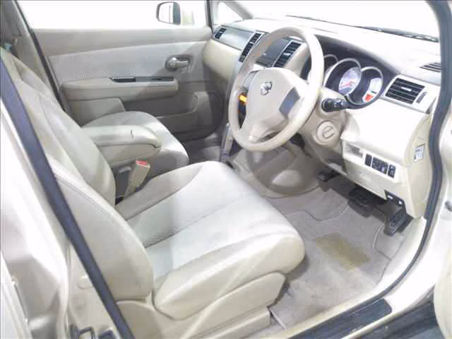 NISSAN TIIDA