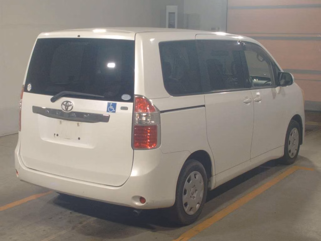 TOYOTA NOAH