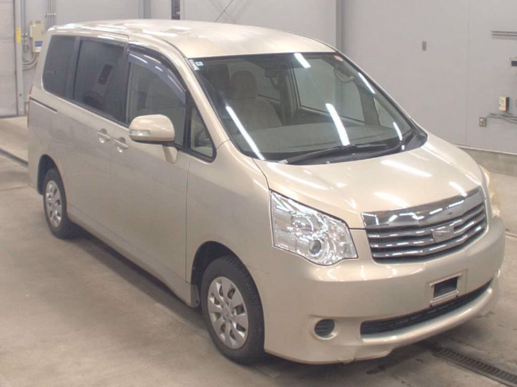 TOYOTA NOAH
