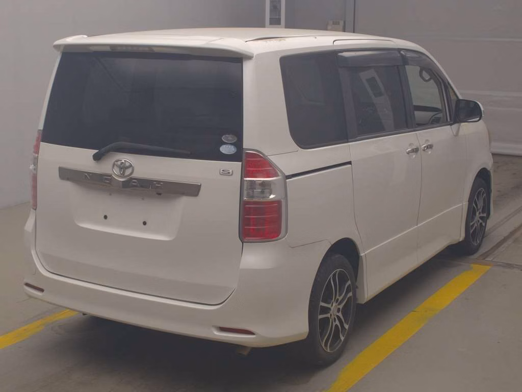 TOYOTA NOAH