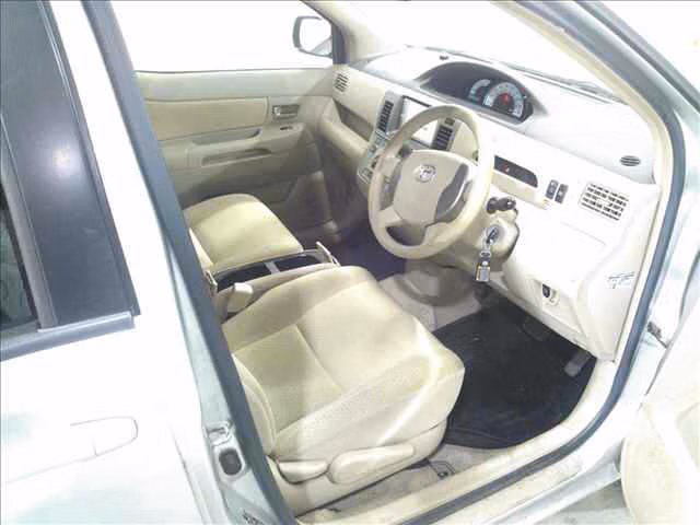 TOYOTA RAUM