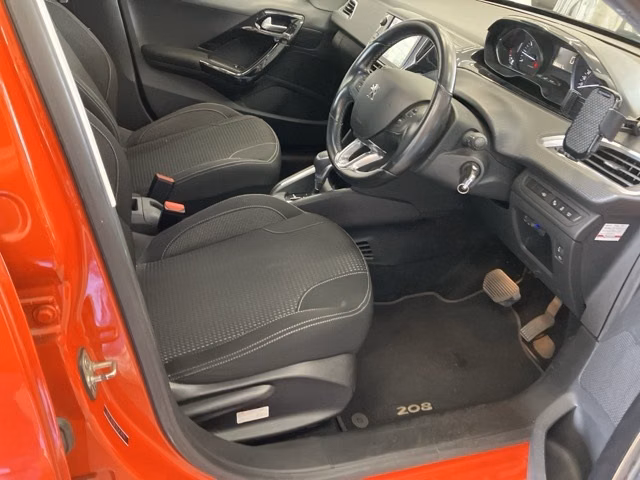 PEUGEOT 208
