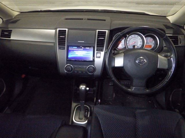NISSAN TIIDA
