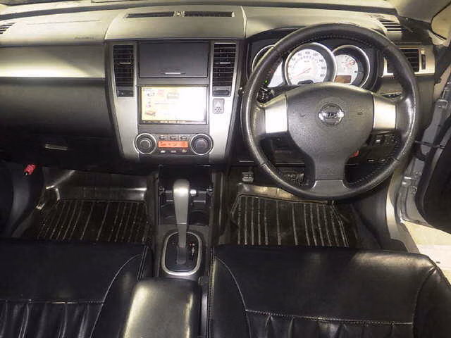 NISSAN TIIDA