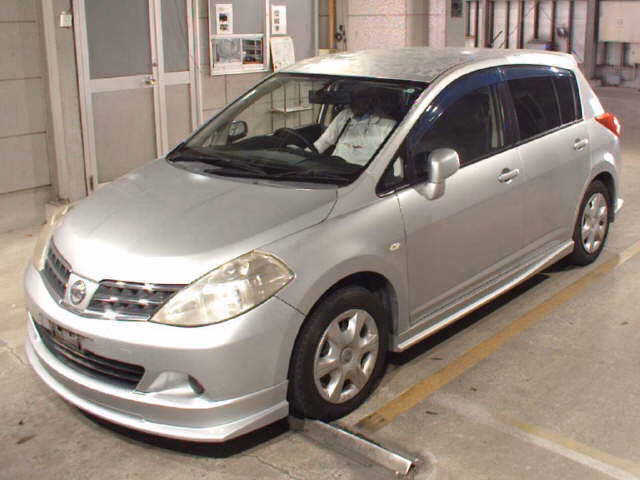 NISSAN TIIDA