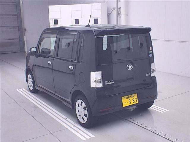 TOYOTA PIXIS SPACE
