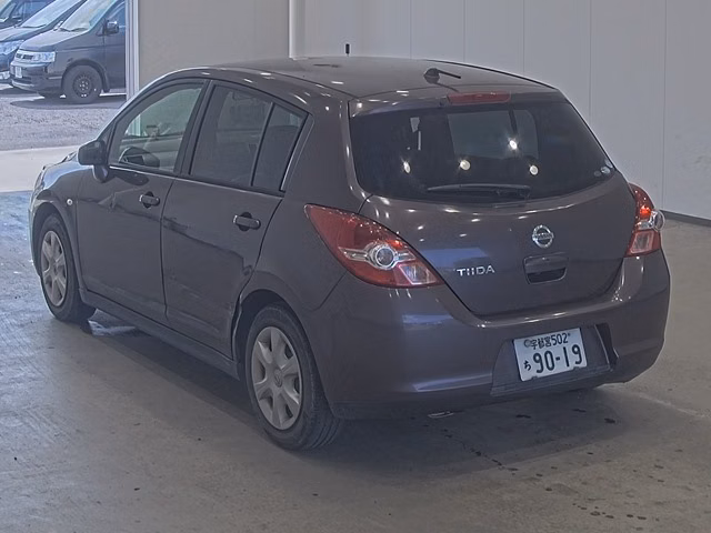 NISSAN TIIDA