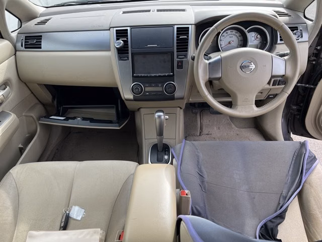 NISSAN TIIDA