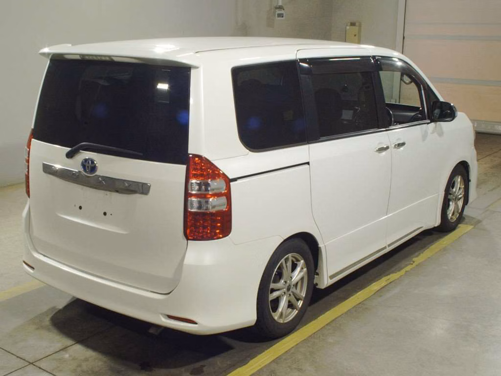 TOYOTA VOXY