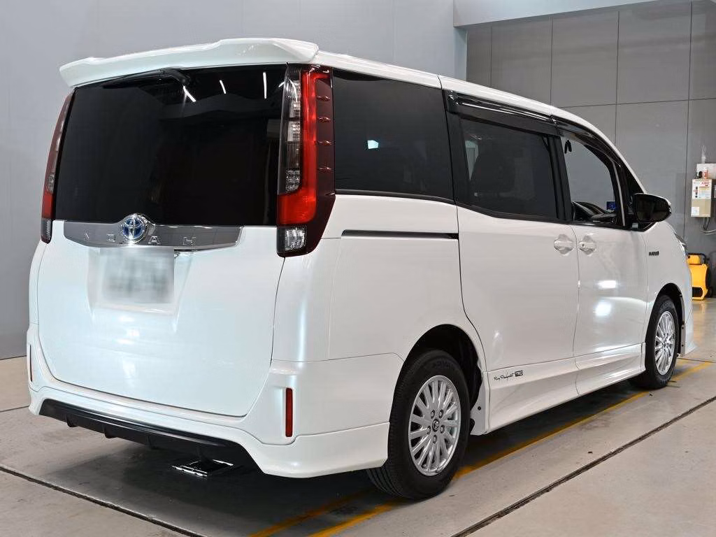 TOYOTA NOAH