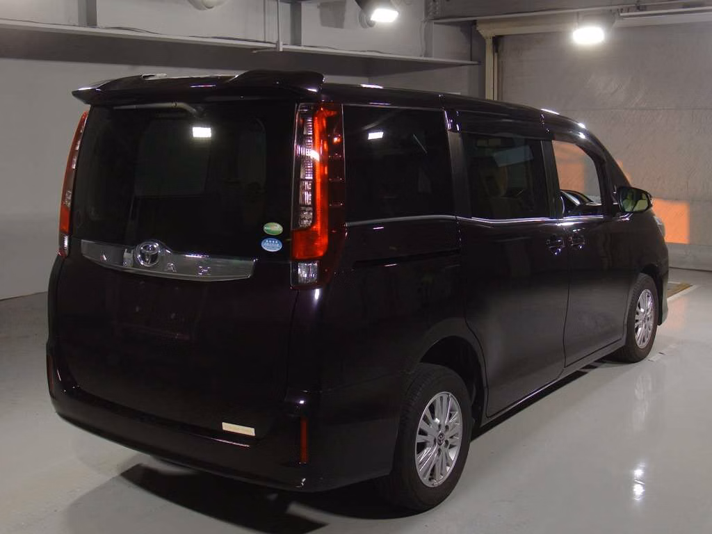 TOYOTA NOAH