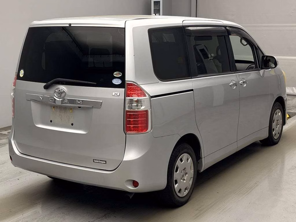 TOYOTA NOAH