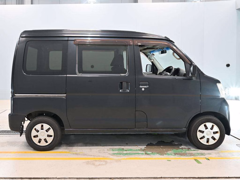 TOYOTA PIXIS VAN