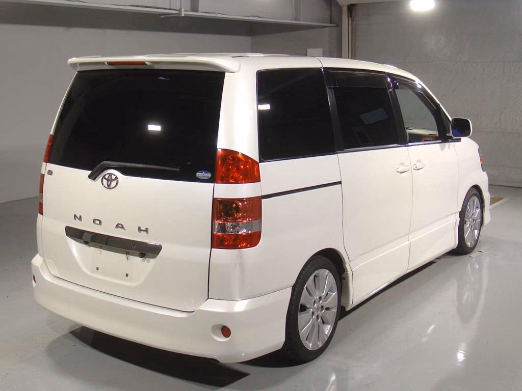 TOYOTA NOAH