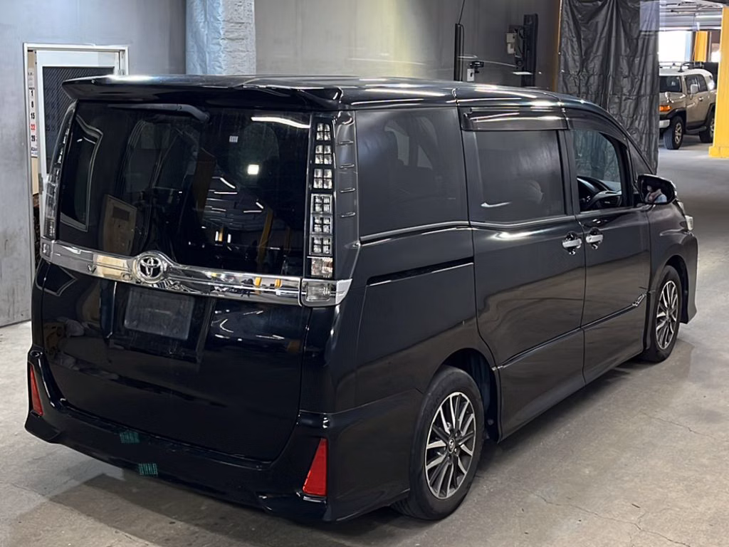 TOYOTA VOXY