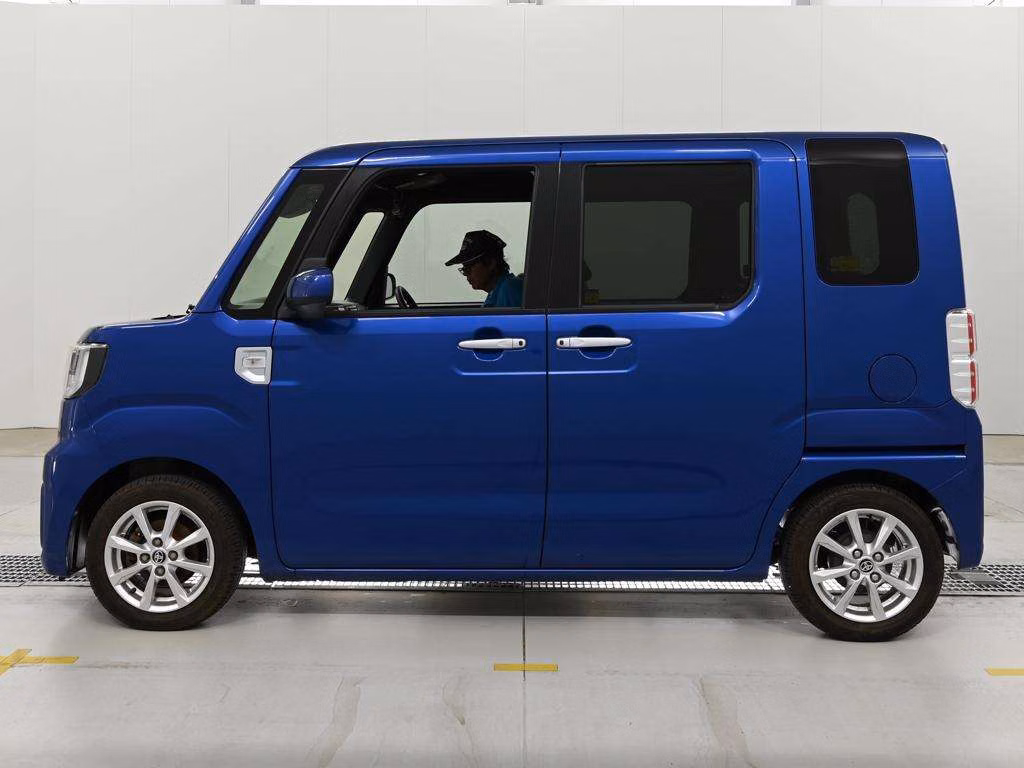 TOYOTA PIXIS MEGA