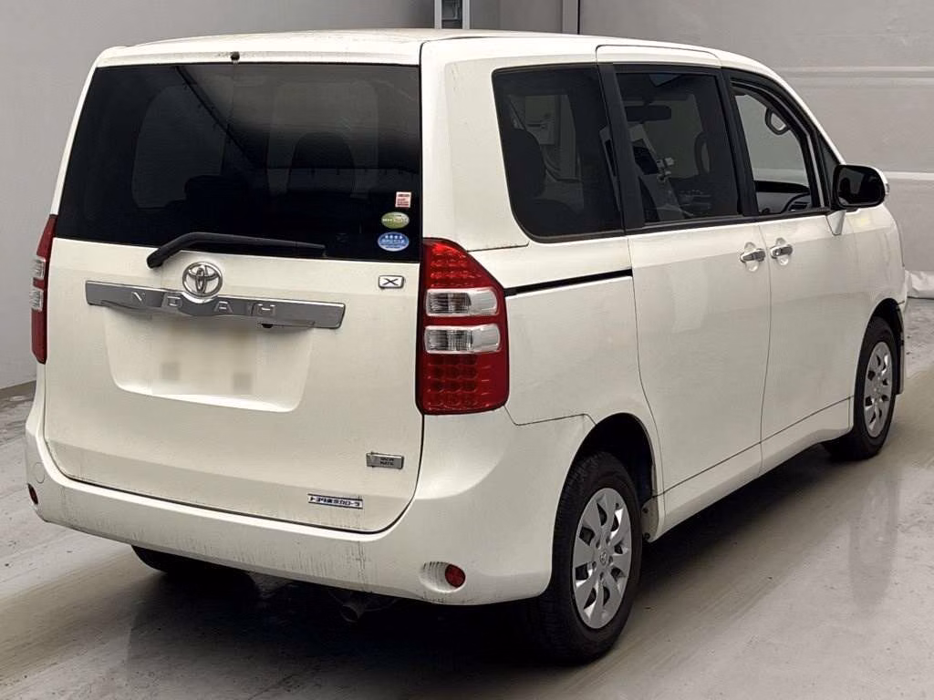 TOYOTA NOAH