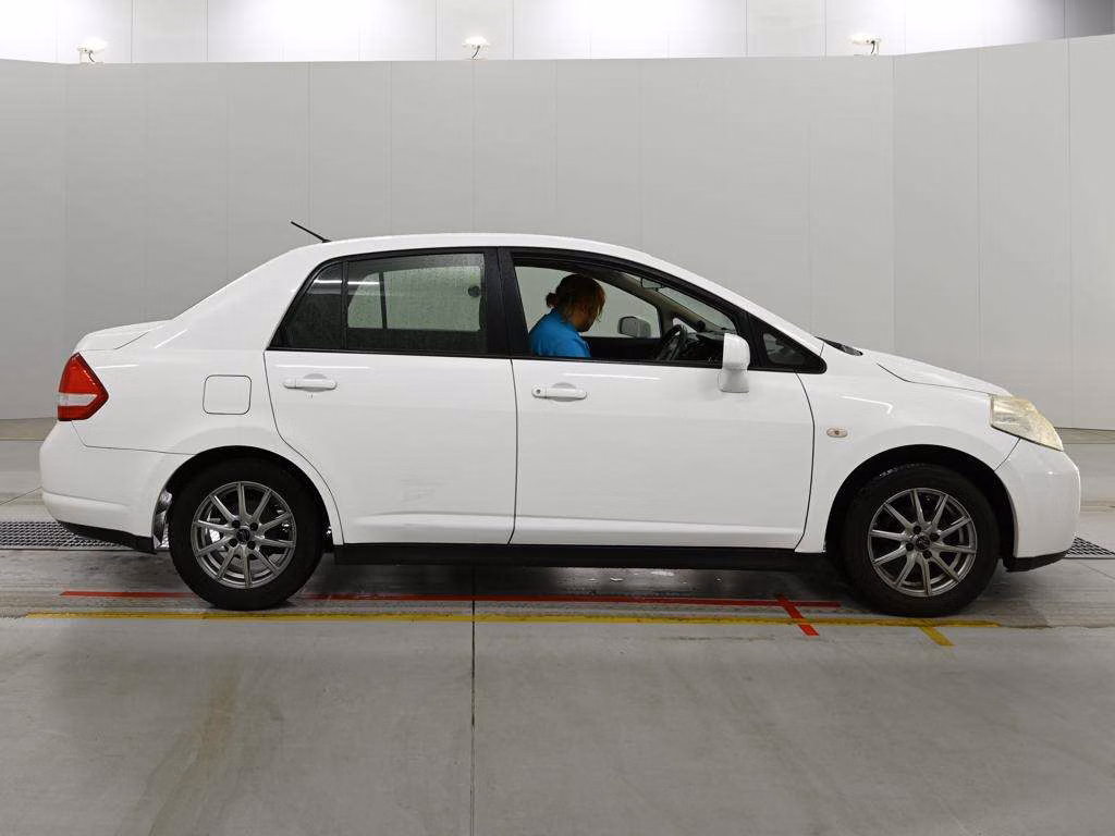 NISSAN TIIDA LATIO