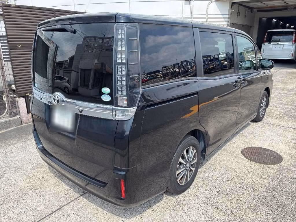 TOYOTA VOXY