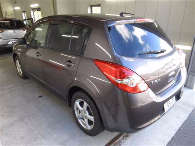 NISSAN TIIDA