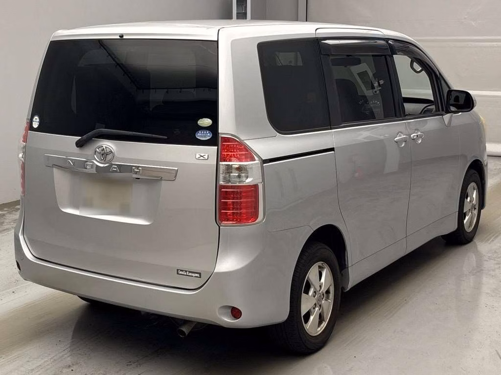 TOYOTA NOAH