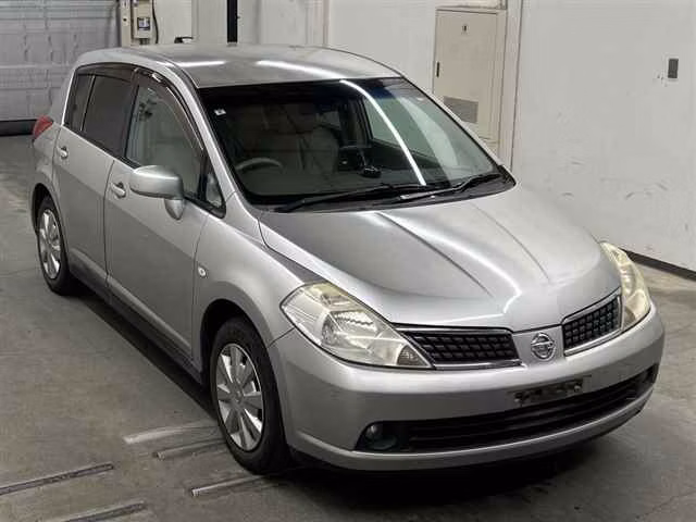NISSAN TIIDA