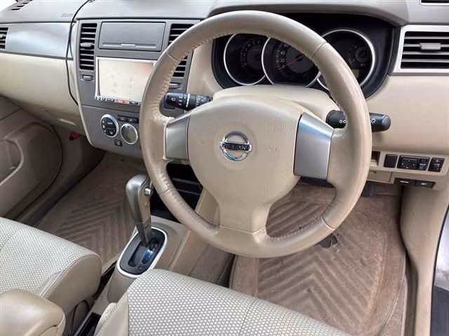NISSAN TIIDA