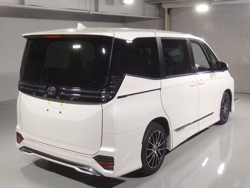TOYOTA VOXY